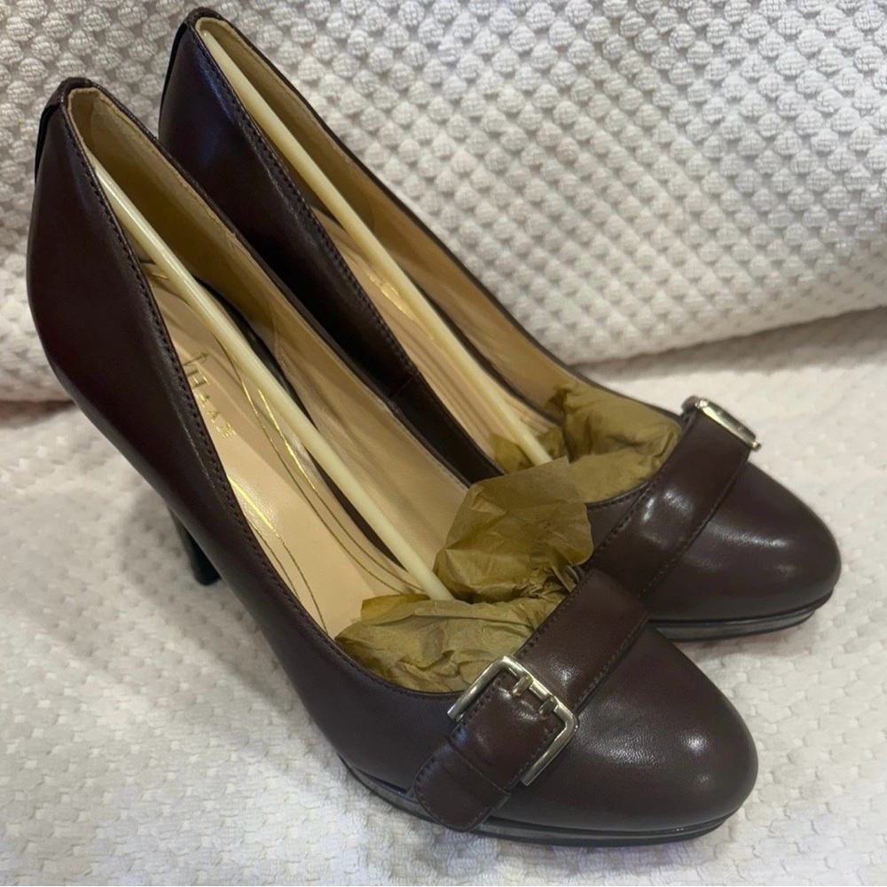 Cole Haan Chelsea Buckle Pump Sz 6.5B